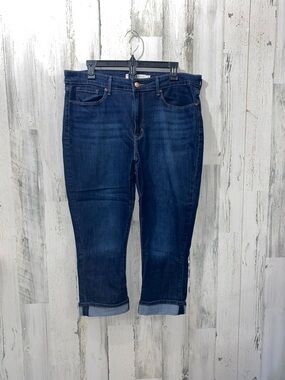 0409 Levi Strauss Signature Mid Rise Jean Capris